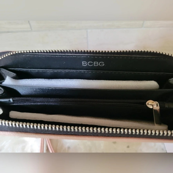 BCBGENERATION  Blusv Allison Wristlet Wallet - Picture 6 of 7